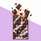 Caramel Sea Salt Chocolate Bar breekt open met karamel